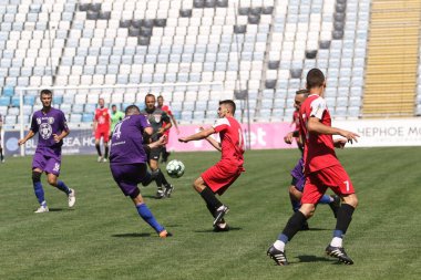 ODESSA, UKRAINE - 24 Ağustos 2021: Futbol. ATO gazileri arasında düzenlenen geleneksel Ukrayna Kupası. Gaziler stadyumun yeşil çimlerinde futbol oynarlar. Kupa için futbol maçı zamanı. Oyunun canlı duyguları