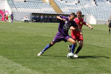 ODESSA, UKRAINE - 24 Ağustos 2021: Futbol. ATO gazileri arasında düzenlenen geleneksel Ukrayna Kupası. Gaziler stadyumun yeşil çimlerinde futbol oynarlar. Kupa için futbol maçı zamanı. Oyunun canlı duyguları
