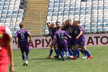 ODESSA, UKRAINE - 24 Ağustos 2021: Futbol. ATO gazileri arasında düzenlenen geleneksel Ukrayna Kupası. Gaziler stadyumun yeşil çimlerinde futbol oynarlar. Kupa için futbol maçı zamanı. Oyunun canlı duyguları
