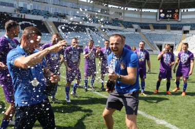 ODESSA, UKRAINE - 24 Ağustos 2021: Futbol. ATO gazileri arasında düzenlenen geleneksel Ukrayna Kupası. Gaziler stadyumun yeşil çimlerinde futbol oynarlar. Kupa için futbol maçı zamanı. Oyunun canlı duyguları