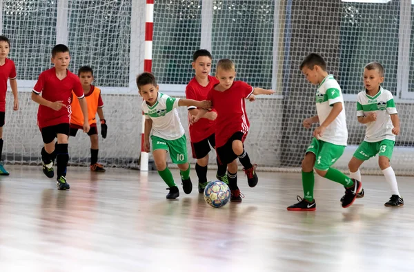 Odessa Ukraine Okt 2021 Små Pojkar Barn Spelar Minifotboll Sporthall — Stockfoto