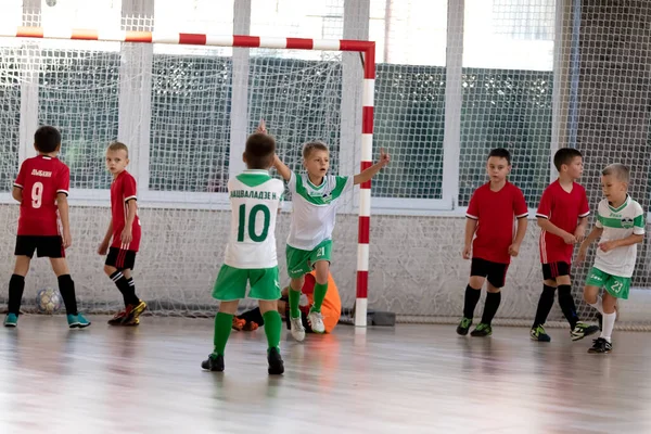 Odessa Ukraine Okt 2021 Små Pojkar Barn Spelar Minifotboll Sporthall — Stockfoto
