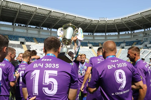 ODESSA, UKRAINE - 24 Ağustos 2021: Futbol. ATO gazileri arasında düzenlenen geleneksel Ukrayna Kupası. Gaziler stadyumun yeşil çimlerinde futbol oynarlar. Kupa için futbol maçı zamanı. Oyunun canlı duyguları