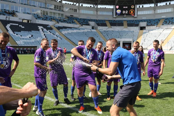 ODESSA, UKRAINE - 24 Ağustos 2021: Futbol. ATO gazileri arasında düzenlenen geleneksel Ukrayna Kupası. Gaziler stadyumun yeşil çimlerinde futbol oynarlar. Kupa için futbol maçı zamanı. Oyunun canlı duyguları