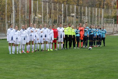 ODESSA, UKRAINE - 31 ARALIK 2021: Stadyumun çimenlik alanında kadın futbolu. Beyaz FC Chernomorets Odessa - Yunost Chernigov. Kız futbol maçı zamanı.
