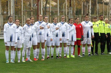 ODESSA, UKRAINE - 31 ARALIK 2021: Stadyumun çimenlik alanında kadın futbolu. Beyaz FC Chernomorets Odessa - Yunost Chernigov. Kız futbol maçı zamanı.