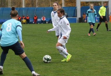 ODESSA, UKRAINE - 31 ARALIK 2021: Stadyumun çimenlik alanında kadın futbolu. Beyaz FC Chernomorets Odessa - Yunost Chernigov. Kız futbol maçı zamanı.