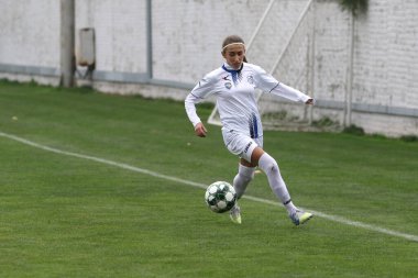 ODESSA, UKRAINE - 31 ARALIK 2021: Stadyumun çimenlik alanında kadın futbolu. Beyaz FC Chernomorets Odessa - Yunost Chernigov. Kız futbol maçı zamanı.