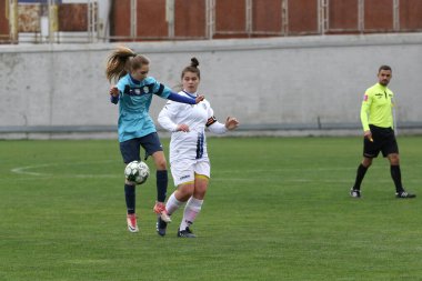ODESSA, UKRAINE - 31 ARALIK 2021: Stadyumun çimenlik alanında kadın futbolu. Beyaz FC Chernomorets Odessa - Yunost Chernigov. Kız futbol maçı zamanı.