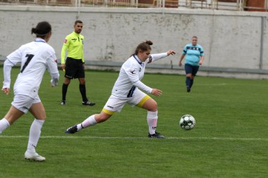 ODESSA, UKRAINE - 31 ARALIK 2021: Stadyumun çimenlik alanında kadın futbolu. Beyaz FC Chernomorets Odessa - Yunost Chernigov. Kız futbol maçı zamanı.