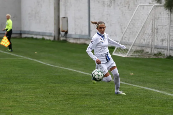 ODESSA, UKRAINE - 31 ARALIK 2021: Stadyumun çimenlik alanında kadın futbolu. Beyaz FC Chernomorets Odessa - Yunost Chernigov. Kız futbol maçı zamanı.