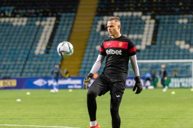 ODESSA, UKRAINE -11 Kasım 2021: FC Ukrayna (mavi) ve FC Bulgaristan (beyaz) futbol takımları arasındaki dostça futbol maçı. Bulgar kaleci 