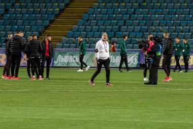 ODESSA, UKRAINE - 11 Kasım 2021: Futbol takımları FC Ukrayna (mavi) ve FC Bulgaristan (beyaz) arasında oynanan dostça futbol maçı. Bulgaristan FC teknik direktörü Yasen Petrov