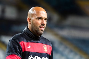 ODESSA, UKRAINE -11 Kasım 2021: FC Ukrayna (mavi) ve FC Bulgaristan (beyaz) futbol takımları arasındaki dostça futbol maçı. Bulgar kaptan kaleci Nikolay Mikhailov