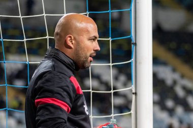 ODESSA, UKRAINE -11 Kasım 2021: FC Ukrayna (mavi) ve FC Bulgaristan (beyaz) futbol takımları arasındaki dostça futbol maçı. Bulgar kaptan kaleci Nikolay Mikhailov