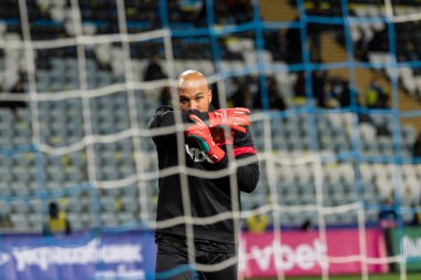 ODESSA, UKRAINE -11 Kasım 2021: FC Ukrayna (mavi) ve FC Bulgaristan (beyaz) futbol takımları arasındaki dostça futbol maçı. Bulgar kaptan kaleci Nikolay Mikhailov