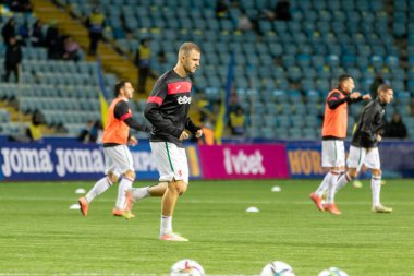ODESSA, UKRAINE -11 Kasım 2021: FC Ukrayna (mavi) ve FC Bulgaristan (beyaz) futbol takımları arasındaki dostça futbol maçı. Bulgar kaleci 