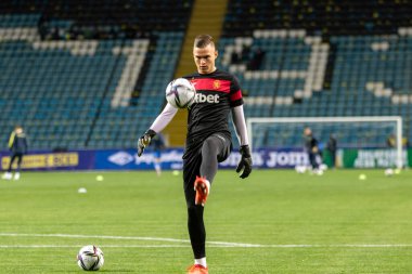 ODESSA, UKRAINE -11 Kasım 2021: FC Ukrayna (mavi) ve FC Bulgaristan (beyaz) futbol takımları arasındaki dostça futbol maçı. Bulgar kaleci 