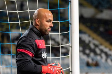 ODESSA, UKRAINE -11 Kasım 2021: FC Ukrayna (mavi) ve FC Bulgaristan (beyaz) futbol takımları arasındaki dostça futbol maçı. Bulgar kaptan kaleci Nikolay Mikhailov