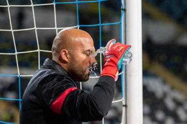 ODESSA, UKRAINE -11 Kasım 2021: FC Ukrayna (mavi) ve FC Bulgaristan (beyaz) futbol takımları arasındaki dostça futbol maçı. Bulgar kaptan kaleci Nikolay Mikhailov