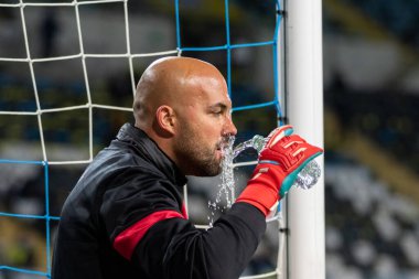 ODESSA, UKRAINE -11 Kasım 2021: FC Ukrayna (mavi) ve FC Bulgaristan (beyaz) futbol takımları arasındaki dostça futbol maçı. Bulgar kaptan kaleci Nikolay Mikhailov