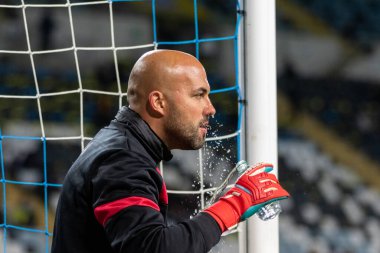 ODESSA, UKRAINE -11 Kasım 2021: FC Ukrayna (mavi) ve FC Bulgaristan (beyaz) futbol takımları arasındaki dostça futbol maçı. Bulgar kaptan kaleci Nikolay Mikhailov