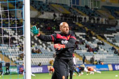 ODESSA, UKRAINE -11 Kasım 2021: FC Ukrayna (mavi) ve FC Bulgaristan (beyaz) futbol takımları arasındaki dostça futbol maçı. Bulgar kaptan kaleci Nikolay Mikhailov