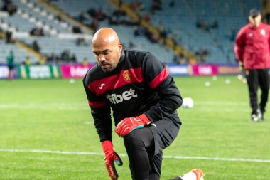 ODESSA, UKRAINE -11 Kasım 2021: FC Ukrayna (mavi) ve FC Bulgaristan (beyaz) futbol takımları arasındaki dostça futbol maçı. Bulgar kaptan kaleci Nikolay Mikhailov