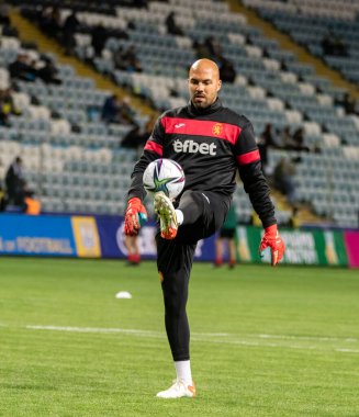 ODESSA, UKRAINE -11 Kasım 2021: FC Ukrayna (mavi) ve FC Bulgaristan (beyaz) futbol takımları arasındaki dostça futbol maçı. Bulgar kaptan kaleci Nikolay Mikhailov