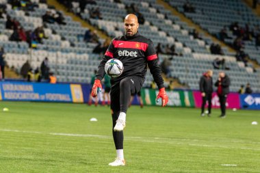 ODESSA, UKRAINE -11 Kasım 2021: FC Ukrayna (mavi) ve FC Bulgaristan (beyaz) futbol takımları arasındaki dostça futbol maçı. Bulgar kaptan kaleci Nikolay Mikhailov