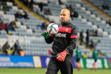 ODESSA, UKRAINE -11 Kasım 2021: FC Ukrayna (mavi) ve FC Bulgaristan (beyaz) futbol takımları arasındaki dostça futbol maçı. Bulgar kaptan kaleci Nikolay Mikhailov