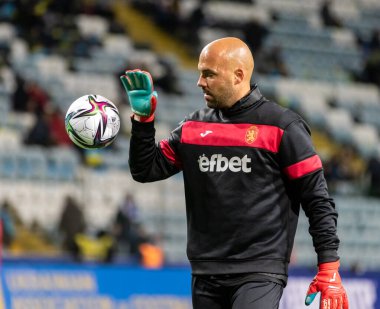 ODESSA, UKRAINE -11 Kasım 2021: FC Ukrayna (mavi) ve FC Bulgaristan (beyaz) futbol takımları arasındaki dostça futbol maçı. Bulgar kaptan kaleci Nikolay Mikhailov