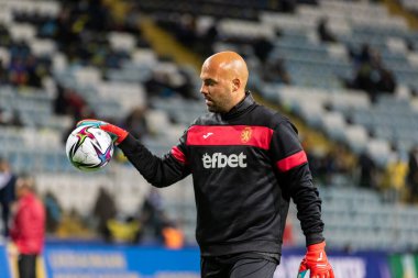 ODESSA, UKRAINE -11 Kasım 2021: FC Ukrayna (mavi) ve FC Bulgaristan (beyaz) futbol takımları arasındaki dostça futbol maçı. Bulgar kaptan kaleci Nikolay Mikhailov