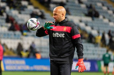 ODESSA, UKRAINE -11 Kasım 2021: FC Ukrayna (mavi) ve FC Bulgaristan (beyaz) futbol takımları arasındaki dostça futbol maçı. Bulgar kaptan kaleci Nikolay Mikhailov