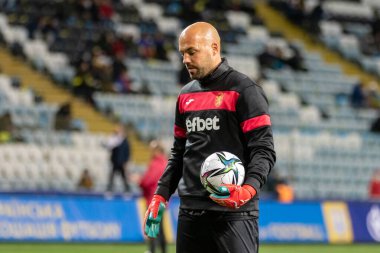 ODESSA, UKRAINE -11 Kasım 2021: FC Ukrayna (mavi) ve FC Bulgaristan (beyaz) futbol takımları arasındaki dostça futbol maçı. Bulgar kaptan kaleci Nikolay Mikhailov