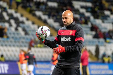 ODESSA, UKRAINE -11 Kasım 2021: FC Ukrayna (mavi) ve FC Bulgaristan (beyaz) futbol takımları arasındaki dostça futbol maçı. Bulgar kaptan kaleci Nikolay Mikhailov