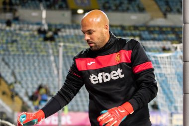 ODESSA, UKRAINE -11 Kasım 2021: FC Ukrayna (mavi) ve FC Bulgaristan (beyaz) futbol takımları arasındaki dostça futbol maçı. Bulgar kaptan kaleci Nikolay Mikhailov