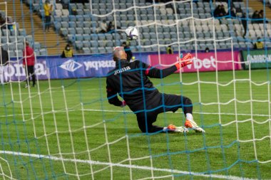 ODESSA, UKRAINE -11 Kasım 2021: FC Ukrayna (mavi) ve FC Bulgaristan (beyaz) futbol takımları arasındaki dostça futbol maçı. Bulgar kaptan kaleci Nikolay Mikhailov