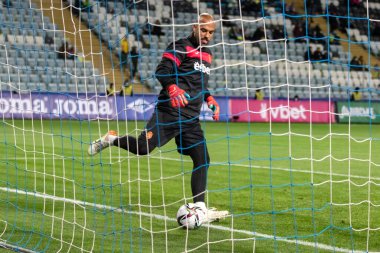 ODESSA, UKRAINE -11 Kasım 2021: FC Ukrayna (mavi) ve FC Bulgaristan (beyaz) futbol takımları arasındaki dostça futbol maçı. Bulgar kaptan kaleci Nikolay Mikhailov