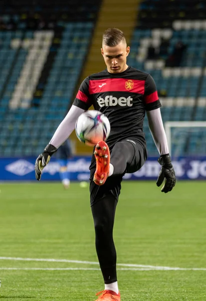 ODESSA, UKRAINE -11 Kasım 2021: FC Ukrayna (mavi) ve FC Bulgaristan (beyaz) futbol takımları arasındaki dostça futbol maçı. Bulgar kaleci 