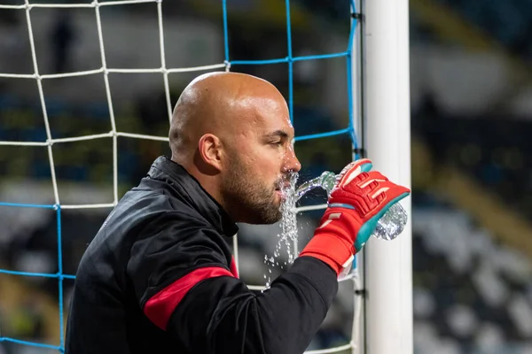 ODESSA, UKRAINE -11 Kasım 2021: FC Ukrayna (mavi) ve FC Bulgaristan (beyaz) futbol takımları arasındaki dostça futbol maçı. Bulgar kaptan kaleci Nikolay Mikhailov