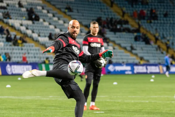 ODESSA, UKRAINE -11 Kasım 2021: FC Ukrayna (mavi) ve FC Bulgaristan (beyaz) futbol takımları arasındaki dostça futbol maçı. Bulgar kaptan kaleci Nikolay Mikhailov
