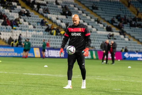ODESSA, UKRAINE -11 Kasım 2021: FC Ukrayna (mavi) ve FC Bulgaristan (beyaz) futbol takımları arasındaki dostça futbol maçı. Bulgar kaptan kaleci Nikolay Mikhailov
