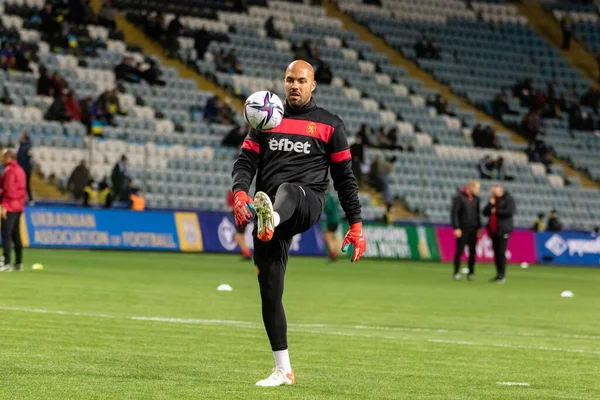 ODESSA, UKRAINE -11 Kasım 2021: FC Ukrayna (mavi) ve FC Bulgaristan (beyaz) futbol takımları arasındaki dostça futbol maçı. Bulgar kaptan kaleci Nikolay Mikhailov