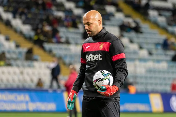 ODESSA, UKRAINE -11 Kasım 2021: FC Ukrayna (mavi) ve FC Bulgaristan (beyaz) futbol takımları arasındaki dostça futbol maçı. Bulgar kaptan kaleci Nikolay Mikhailov