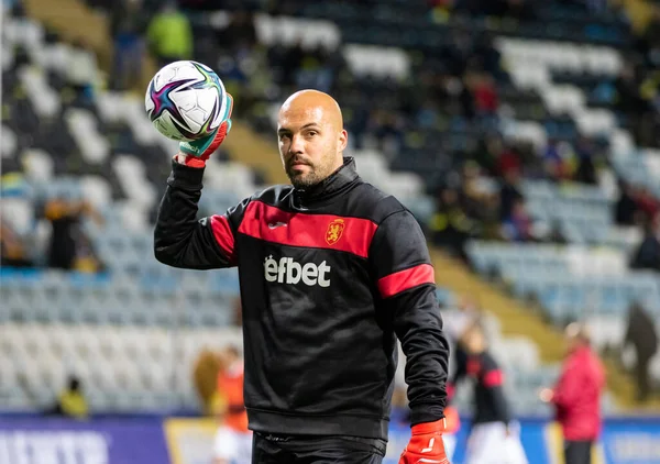 ODESSA, UKRAINE -11 Kasım 2021: FC Ukrayna (mavi) ve FC Bulgaristan (beyaz) futbol takımları arasındaki dostça futbol maçı. Bulgar kaptan kaleci Nikolay Mikhailov