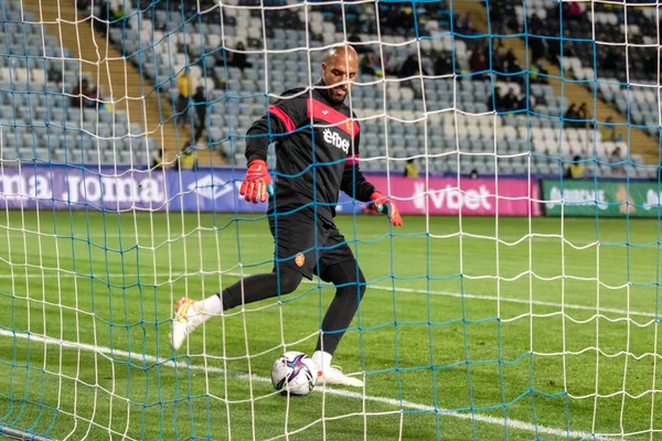 ODESSA, UKRAINE -11 Kasım 2021: FC Ukrayna (mavi) ve FC Bulgaristan (beyaz) futbol takımları arasındaki dostça futbol maçı. Bulgar kaptan kaleci Nikolay Mikhailov