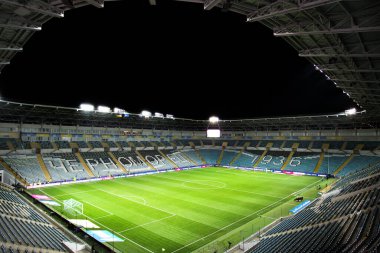 ODESSA, UKRAINE - 11 Kasım 2021: Ukrayna ve Bulgaristan milli takımları arasındaki maçtan önce ChMP Stadyumu. Geceleri 36 bin seyirci için doğal çimenli panoramik futbol sahası manzarası