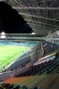ODESSA, UKRAINE - 11 Kasım 2021: Ukrayna ve Bulgaristan milli takımları arasındaki maçtan önce ChMP Stadyumu. Geceleri 36 bin seyirci için doğal çimenli panoramik futbol sahası manzarası