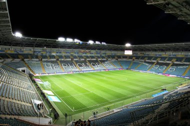 ODESSA, UKRAINE - 11 Kasım 2021: Ukrayna ve Bulgaristan milli takımları arasındaki maçtan önce ChMP Stadyumu. Geceleri 36 bin seyirci için doğal çimenli panoramik futbol sahası manzarası